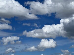 青い空と白い雲のアイキャッチ画像